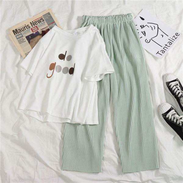 Set dama de primavara care include un tricou cu inscriptie si pantaloni largi cu talie inalta