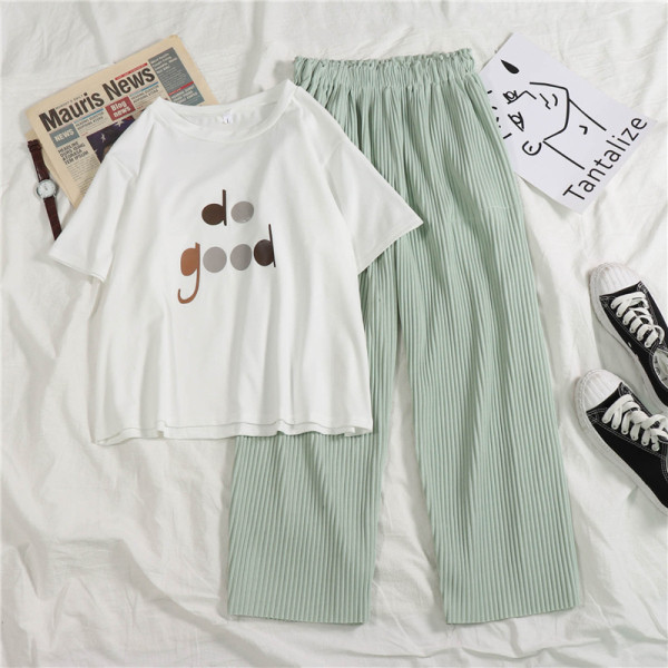 Set dama de primavara care include un tricou cu inscriptie si pantaloni largi cu talie inalta