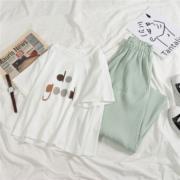 Set dama de primavara care include un tricou cu inscriptie si pantaloni largi cu talie inalta