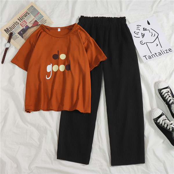 Set dama de primavara care include un tricou cu inscriptie si pantaloni largi cu talie inalta