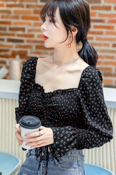 Női blúz négyzet alakú nyakkivágással, virágmintával