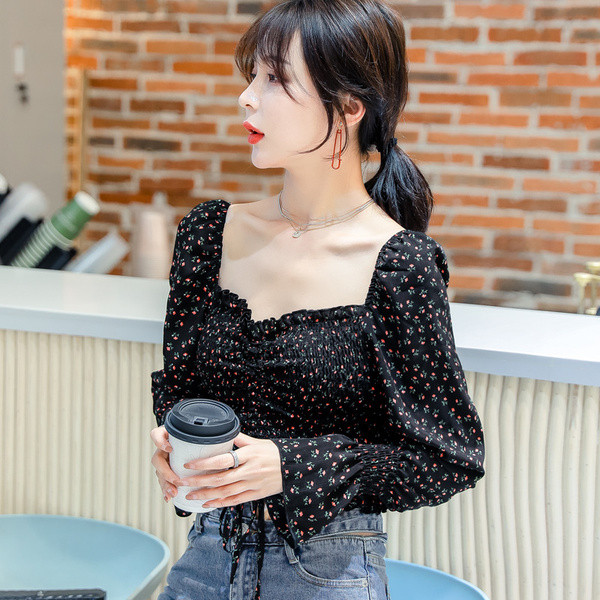 Női blúz négyzet alakú nyakkivágással, virágmintával