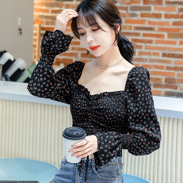 Női blúz négyzet alakú nyakkivágással, virágmintával