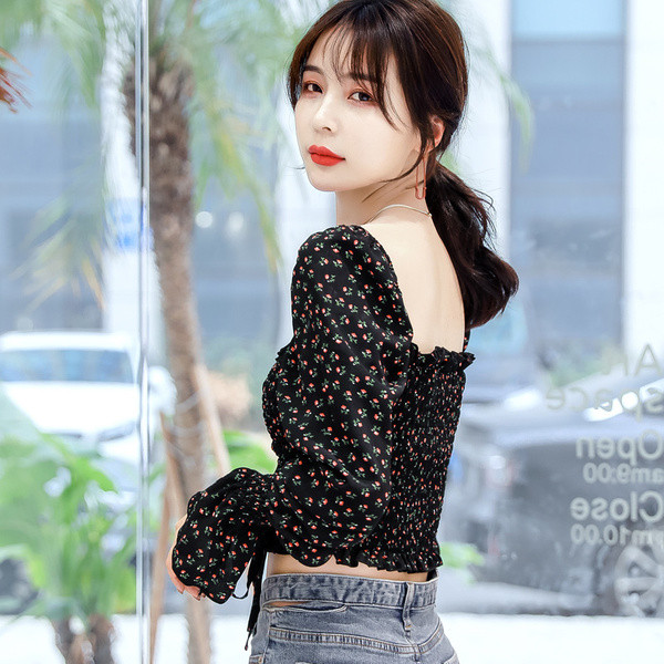 Női blúz négyzet alakú nyakkivágással, virágmintával