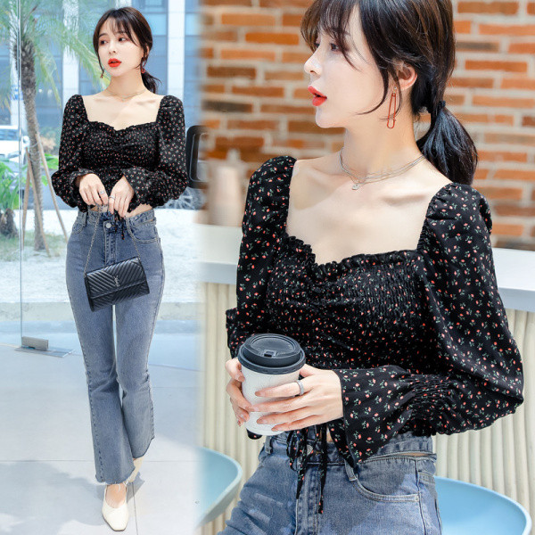 Női blúz négyzet alakú nyakkivágással, virágmintával