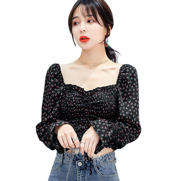 Női blúz négyzet alakú nyakkivágással, virágmintával