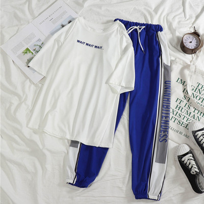 Спортен дамски комплект включващ тениска с надпис и панталон с еластична талия
