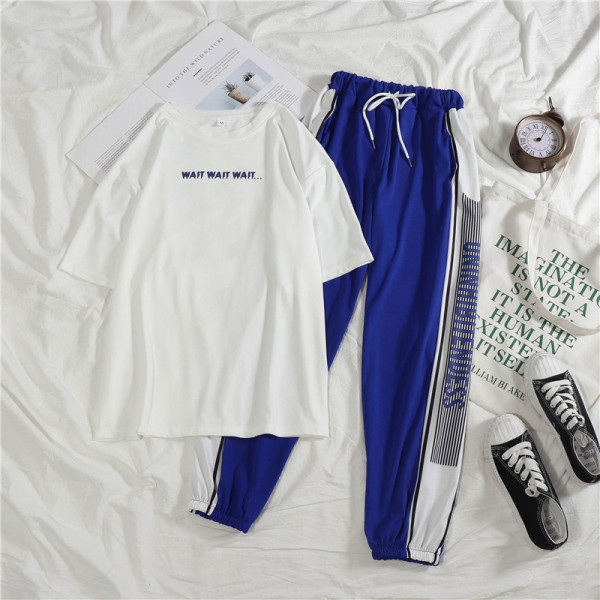 Set sport de damă care include un tricou cu inscripție și pantaloni cu talie elastică