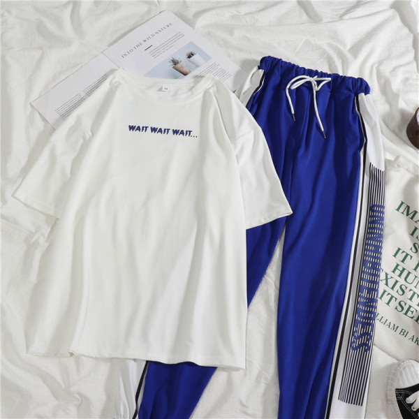 Set sport de damă care include un tricou cu inscripție și pantaloni cu talie elastică