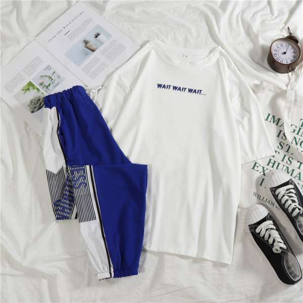 Set sport de damă care include un tricou cu inscripție și pantaloni cu talie elastică