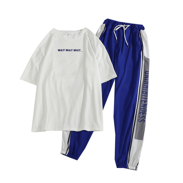 Set sport de damă care include un tricou cu inscripție și pantaloni cu talie elastică