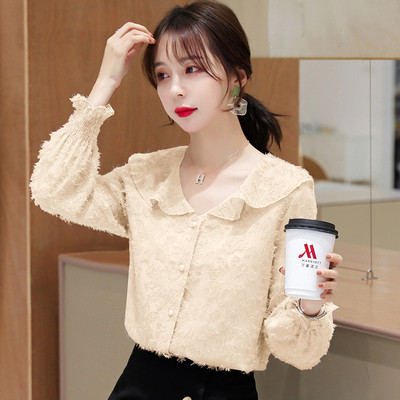 Alkalmi női ing gombokkal, spitz nyakkivágással és hosszú ujjakkal