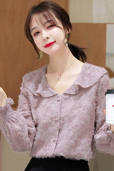 Alkalmi női ing gombokkal, spitz nyakkivágással és hosszú ujjakkal