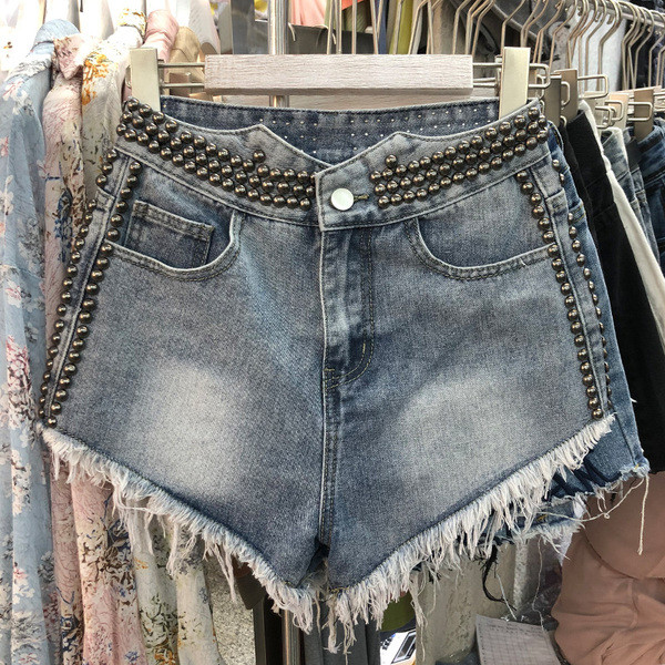 Pantaloni scurți de damă din denim cu nituri metalice