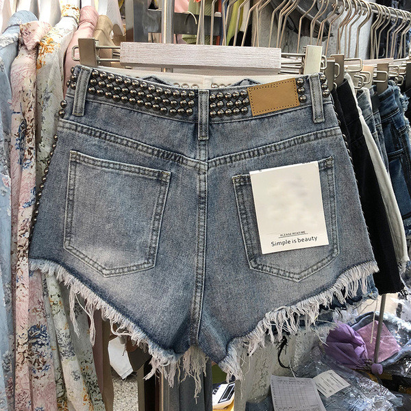 Pantaloni scurți de damă din denim cu nituri metalice