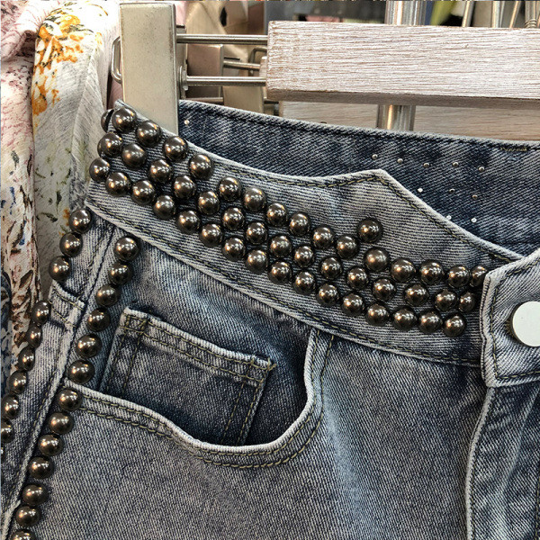 Pantaloni scurți de damă din denim cu nituri metalice