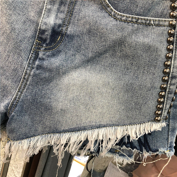 Pantaloni scurți de damă din denim cu nituri metalice