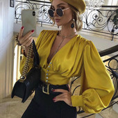 Cămașă scurtă modernă, cu decolteu în V adânc și mâneci bufante