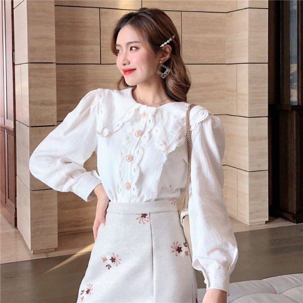 Cămașă casual de damă cu dantelă și nasturi în alb