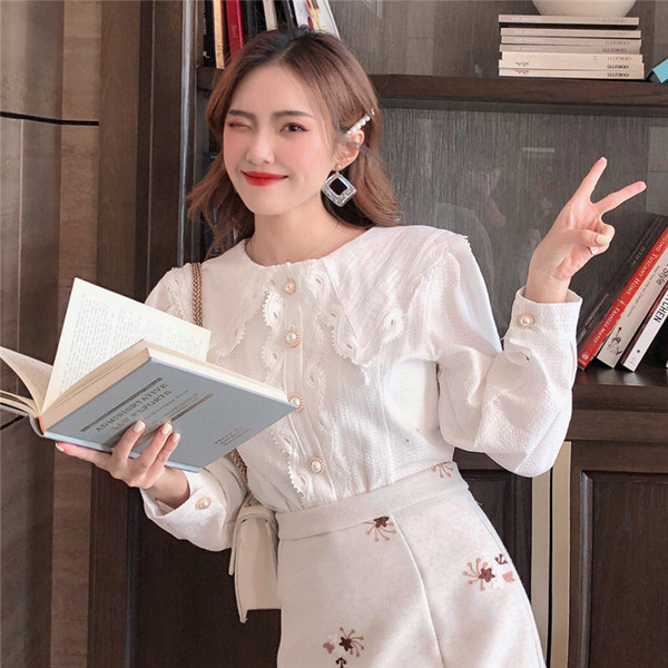 Cămașă casual de damă cu dantelă și nasturi în alb