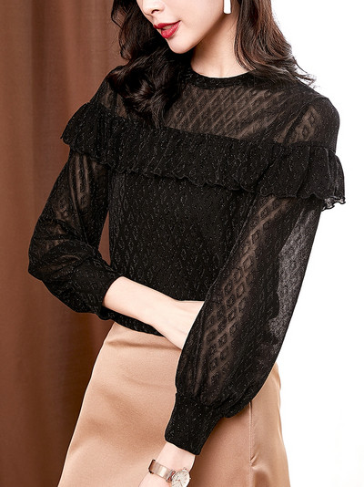 Korszerű női blúz kerek nyakkivágással, széles ujjakkal