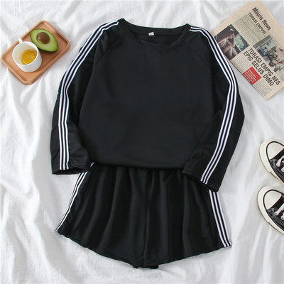 Set casual de damă, care include o bluză cu mâneci lungi și pantaloni scurți