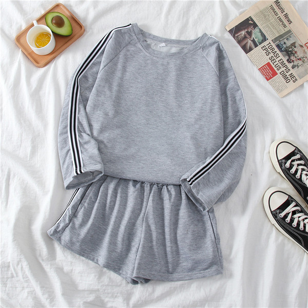 Set casual de damă, care include o bluză cu mâneci lungi și pantaloni scurți