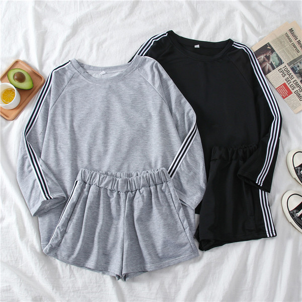 Set casual de damă, care include o bluză cu mâneci lungi și pantaloni scurți