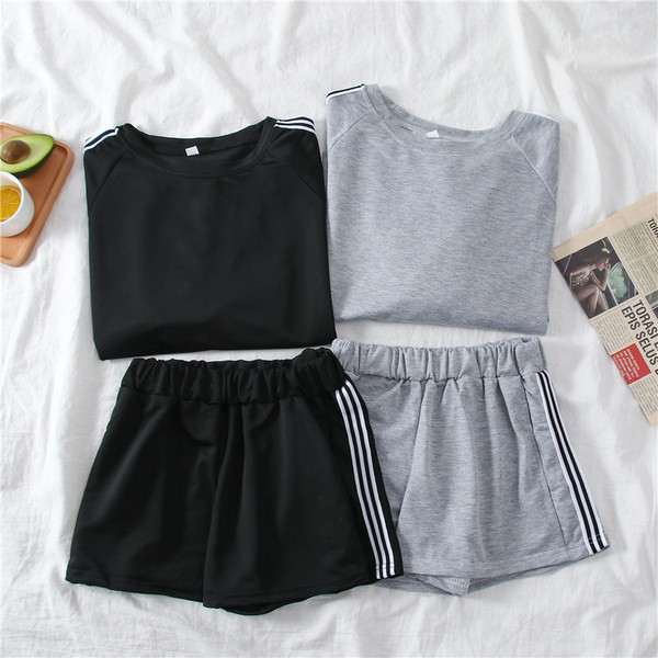 Set casual de damă, care include o bluză cu mâneci lungi și pantaloni scurți