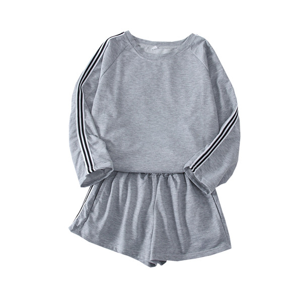 Set casual de damă, care include o bluză cu mâneci lungi și pantaloni scurți