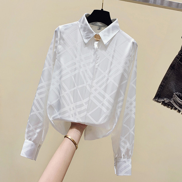 Cămașă de damă elegantă, cu guler clasic și element metalic