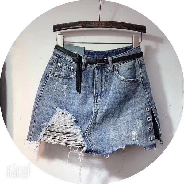 Дамска дънкова пола с разкъсани мотиви и метални нитове 