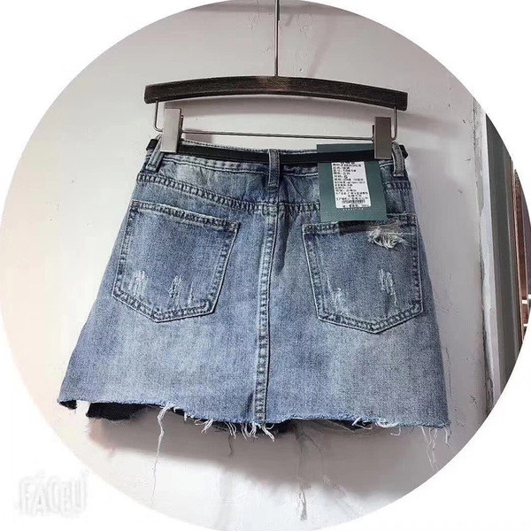 Дамска дънкова пола с разкъсани мотиви и метални нитове 