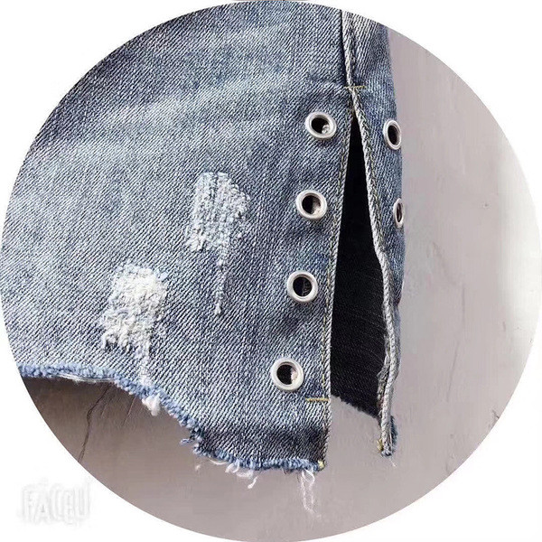 Дамска дънкова пола с разкъсани мотиви и метални нитове 