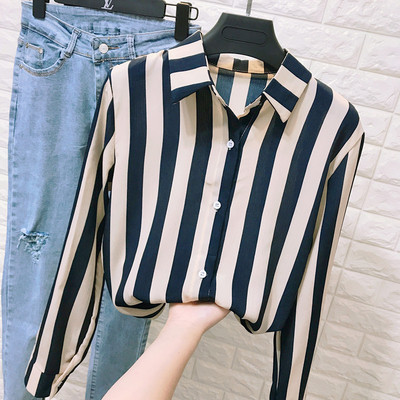 Cămașă de damă în dungi cu guler clasic și mâneci lungi