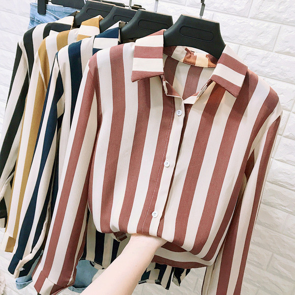 Cămașă de damă în dungi cu guler clasic și mâneci lungi