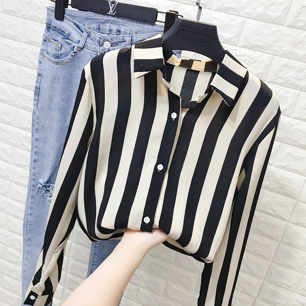 Cămașă de damă în dungi cu guler clasic și mâneci lungi