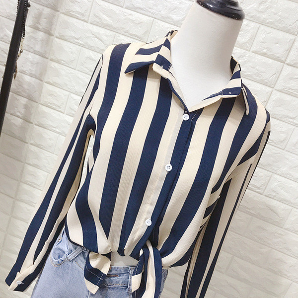 Cămașă de damă în dungi cu guler clasic și mâneci lungi