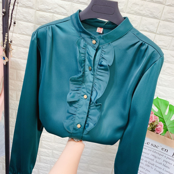 Cămașă de damă elegantă cu decolteu oval, mâneci lungi și nasturi