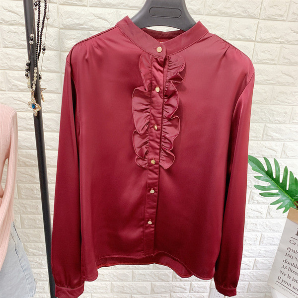 Cămașă de damă elegantă cu decolteu oval, mâneci lungi și nasturi