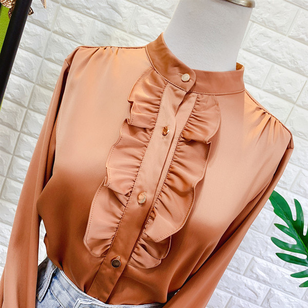 Cămașă de damă elegantă cu decolteu oval, mâneci lungi și nasturi