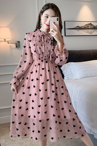 Roza ženska haljina s dugim rukavima i printom srca