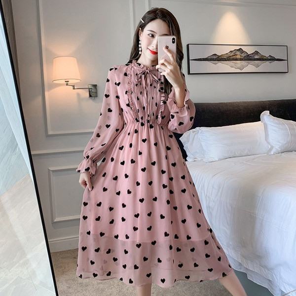 Roza ženska haljina s dugim rukavima i printom srca