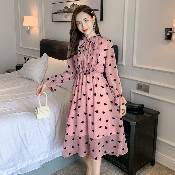 Roza ženska haljina s dugim rukavima i printom srca