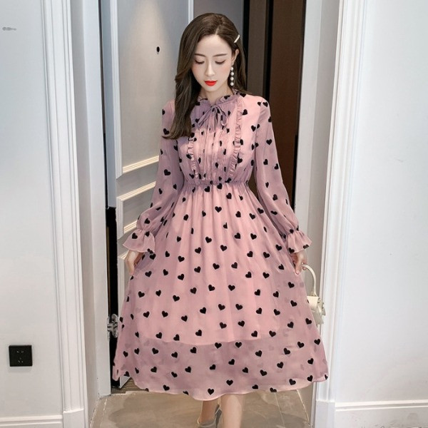 Roza ženska haljina s dugim rukavima i printom srca