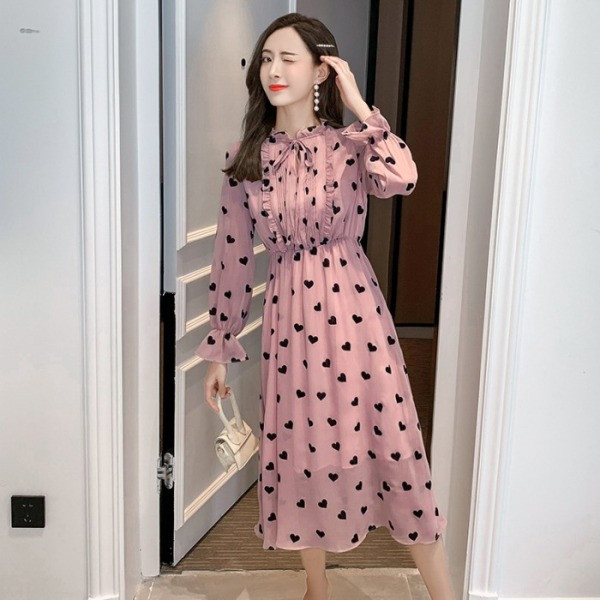 Roza ženska haljina s dugim rukavima i printom srca