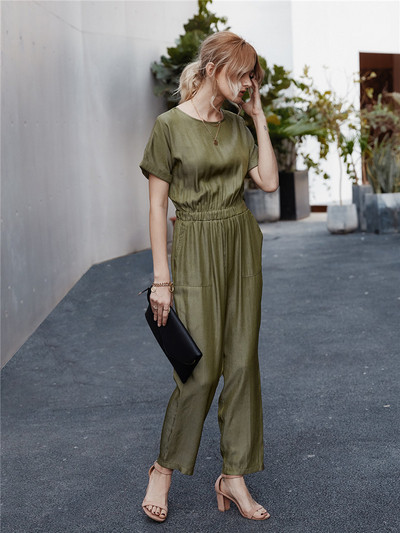 Moderan dugi ženski kombinezon s okruglim izrezom i kratkim rukavima