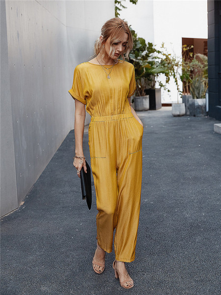 Moderan dugi ženski kombinezon s okruglim izrezom i kratkim rukavima