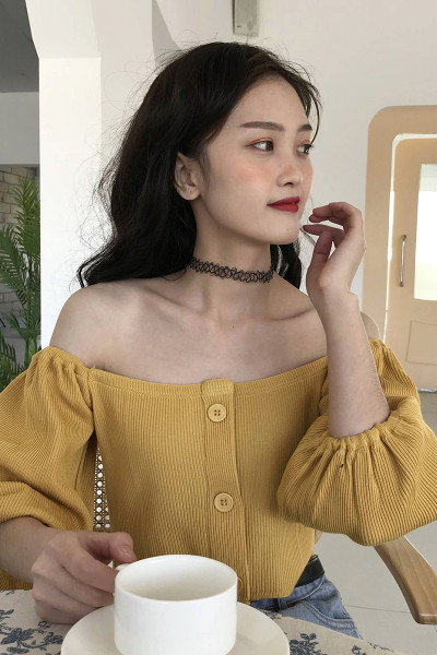 Bluză de damă de ultimă generație cu nasturi și mâneci căzute