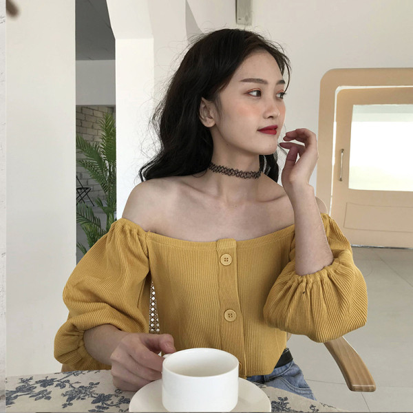 Bluză de damă de ultimă generație cu nasturi și mâneci căzute